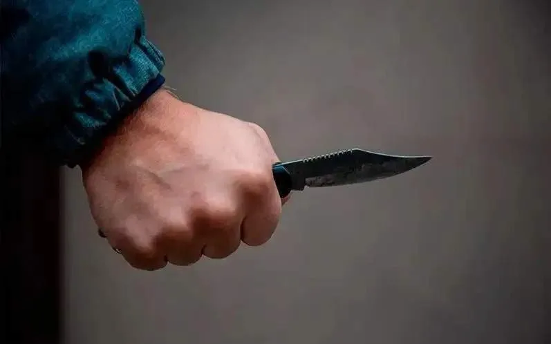 Здание столовой в Талдыкоргане, где произошло нападение на женщину. Полиция оцепила место происшествия для проведения следственных действий.