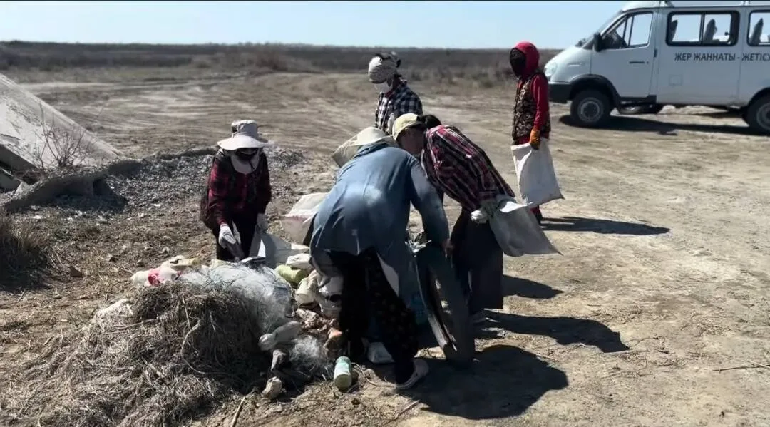 Участники акции "Таза Қазақстан" убирают 1,5 тысячи тонн мусора в водоемах Каратальского района области Жетісу.