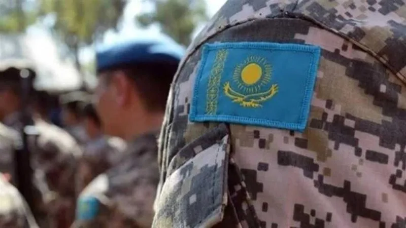 Военнослужащие получают материальную помощь от Министерства обороны Казахстана
