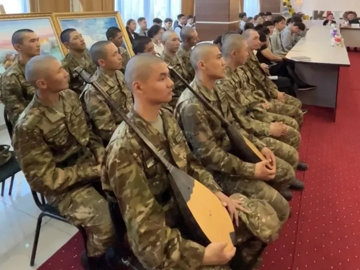 Военнослужащие призыва Көктем-2026 на встрече с интеллигенцией в Алакольском районе области Жетісу.