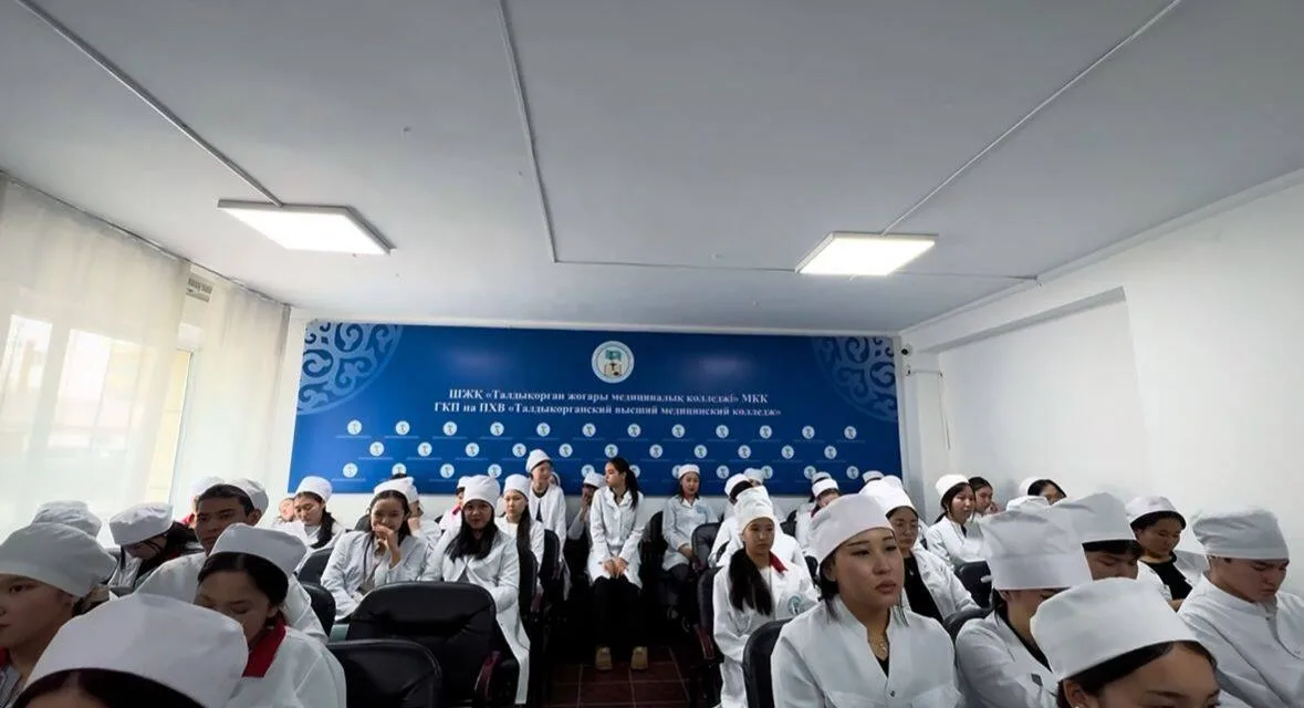 Студенты-медики на встрече с полицией о противодействии торговле людьми в Талдыкоргане