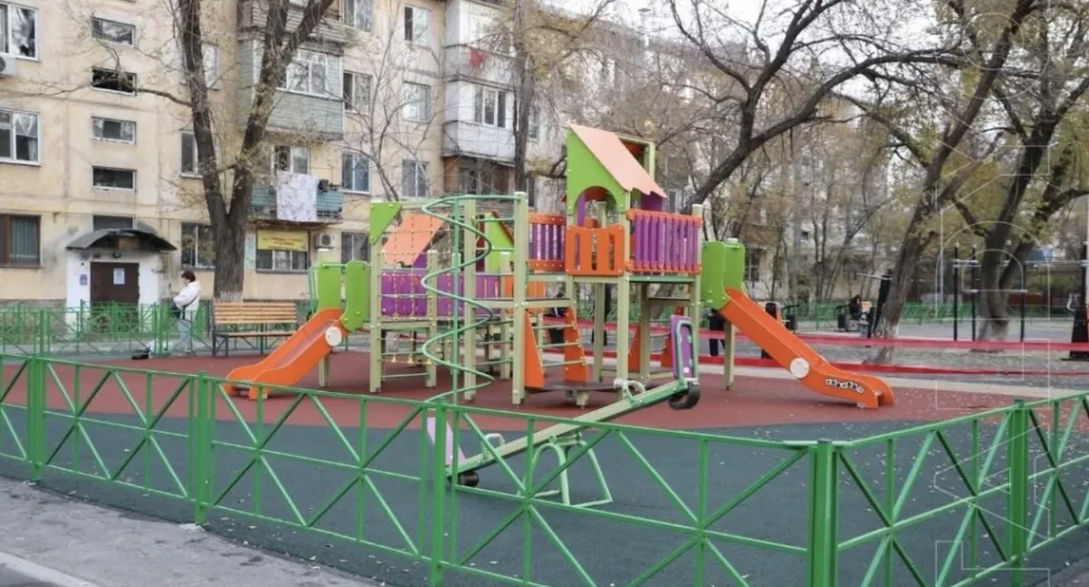 Благоустроенный двор в Талдыкоргане с детской площадкой и зонами отдыха