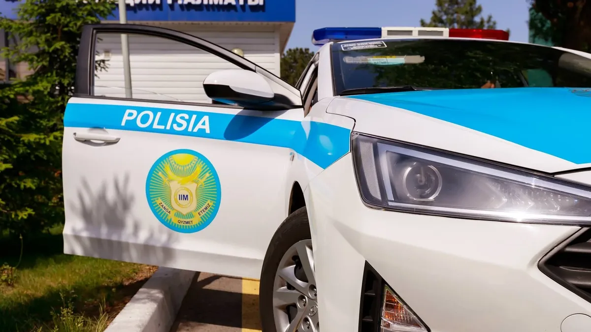 Полицейские Жандос Берликожанов и Рымжан Кервен на месте дорожного инцидента в области Жетісу