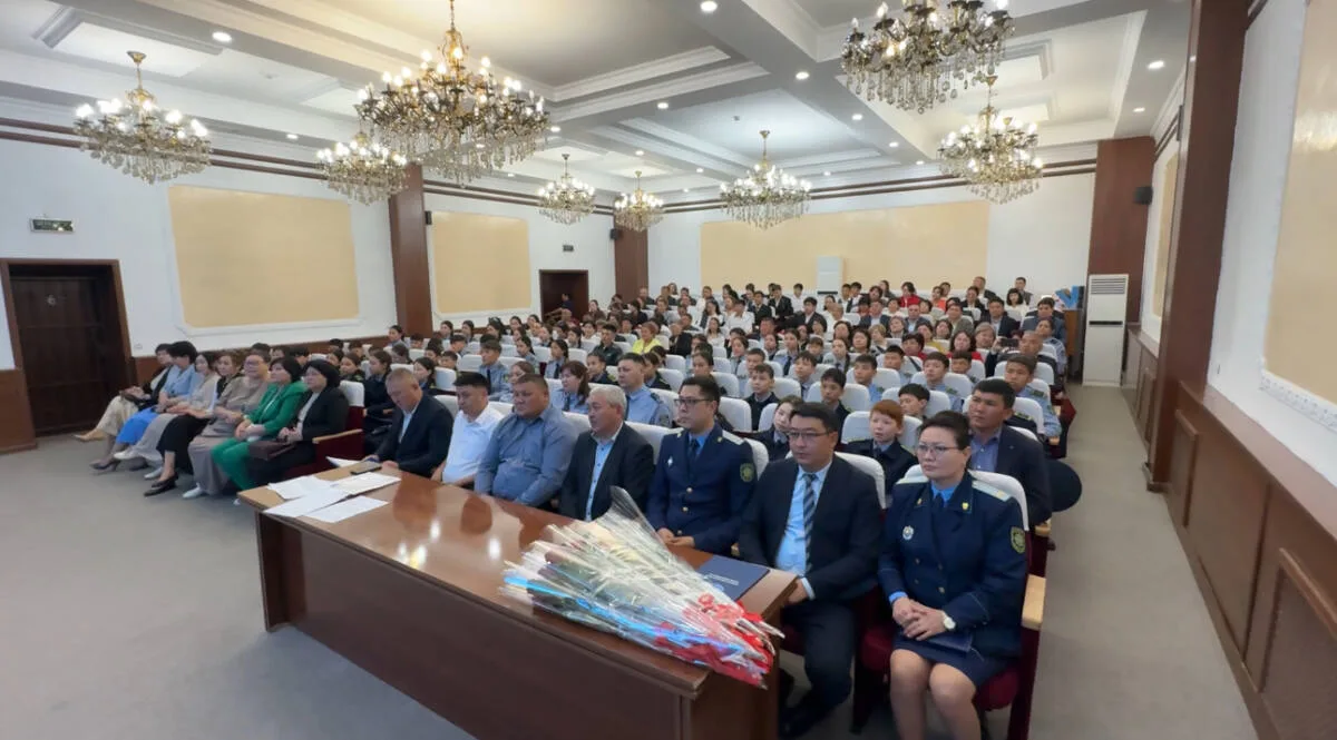Начальник департамента полиции Жетісу Сарқытбай Құсаинов выступает на форуме по безопасности детей в Талдыкоргане.
