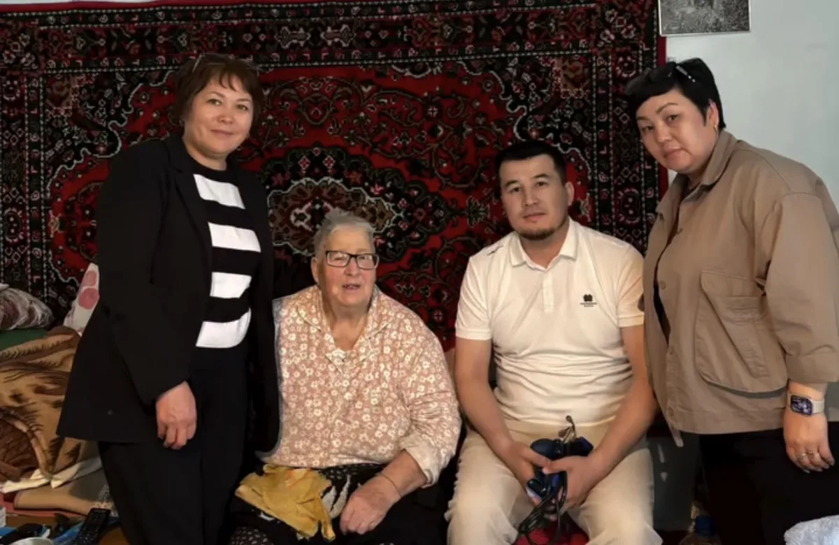 Медицинский работник осматривает пожилого ветерана на дому в области Жетісу в преддверии Дня Победы.