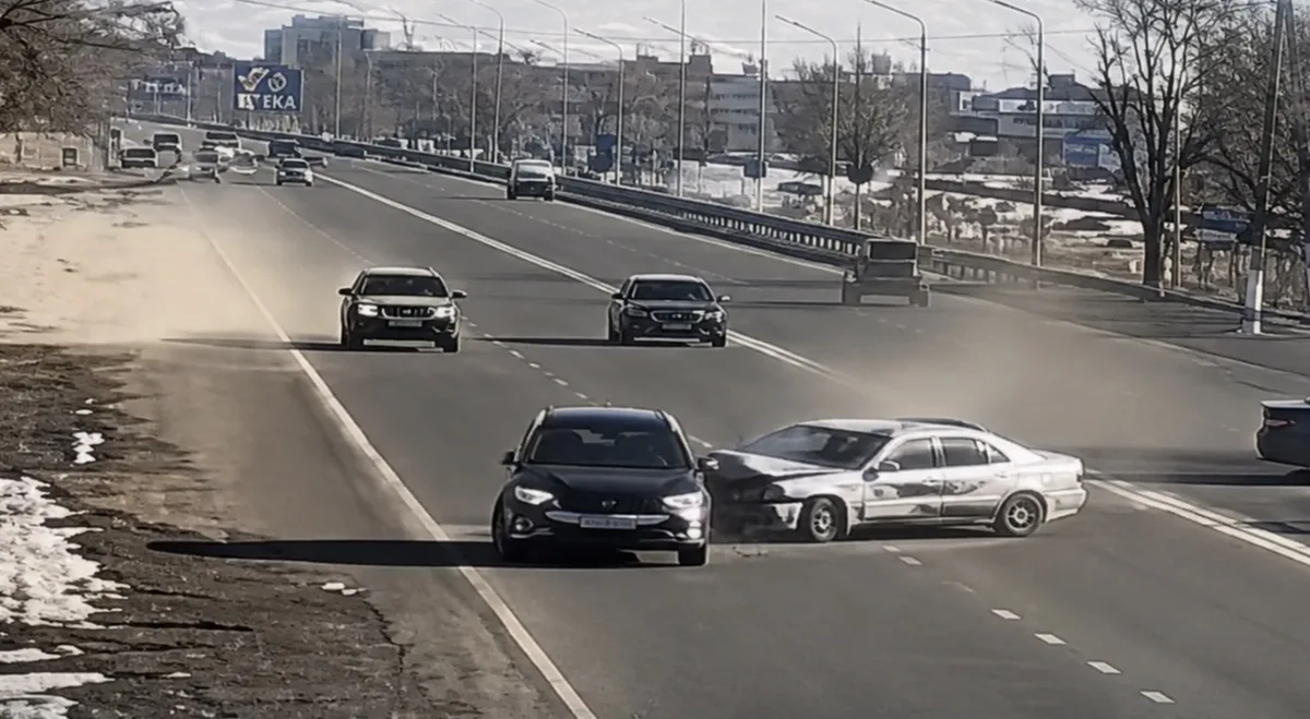 Разбитые автомобили на месте смертельного ДТП на трассе Талдыкорган–Текели