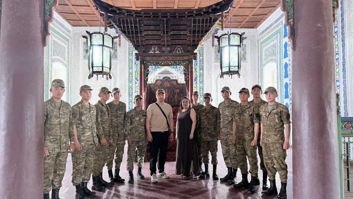 Курсанты Академии Пограничной службы КНБ у стен Жаркентской мечети в Жетісу