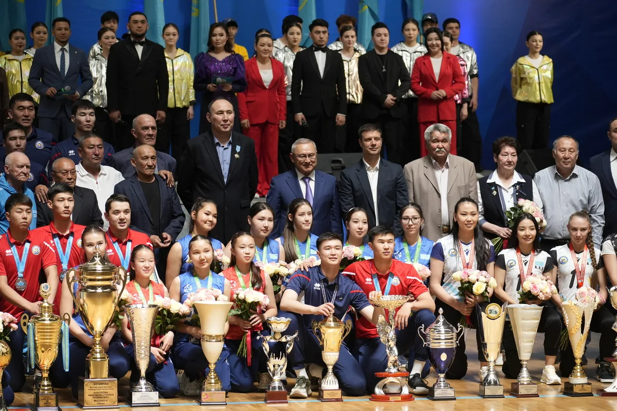 Волейбольный клуб Жетісу празднует 25-летие в Талдыкоргане с чемпионскими кубками