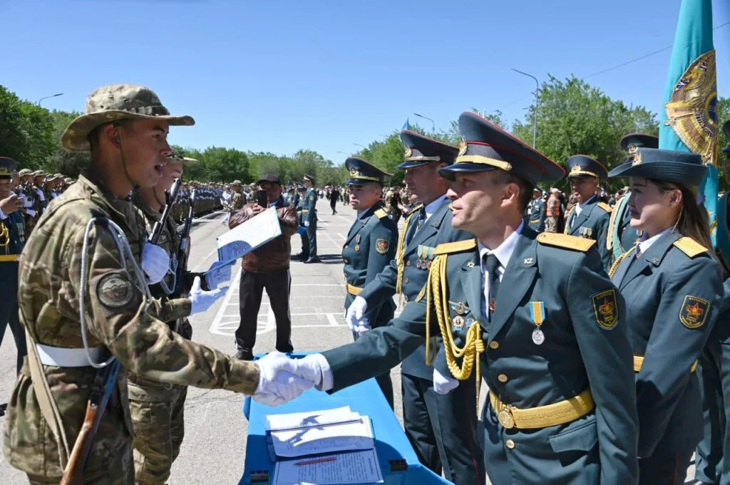 Новобранцы Сарыозекского гарнизона принимают военную присягу