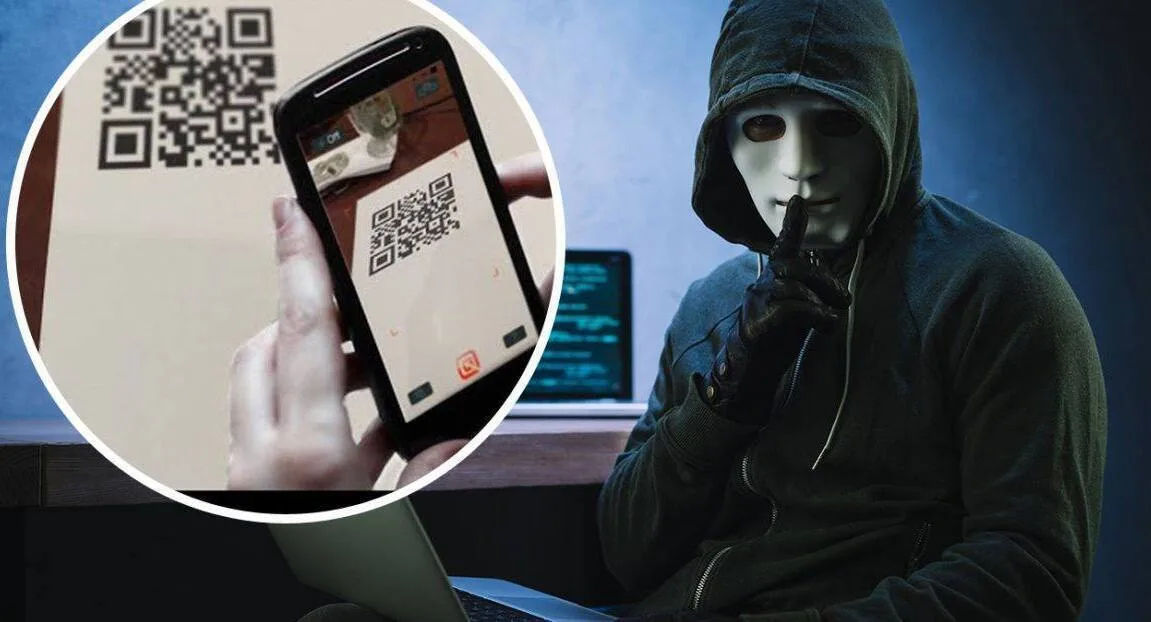 Полицейский демонстрирует информационный буклет о методах защиты от кибермошенничества на фоне экрана с предупреждениями.