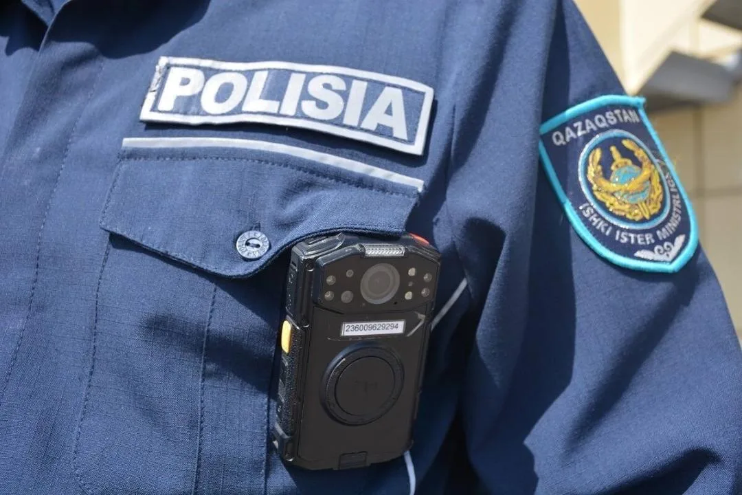 Полицейский останавливает мотоциклиста на дороге для проверки документов и соблюдения правил дорожного движения.
