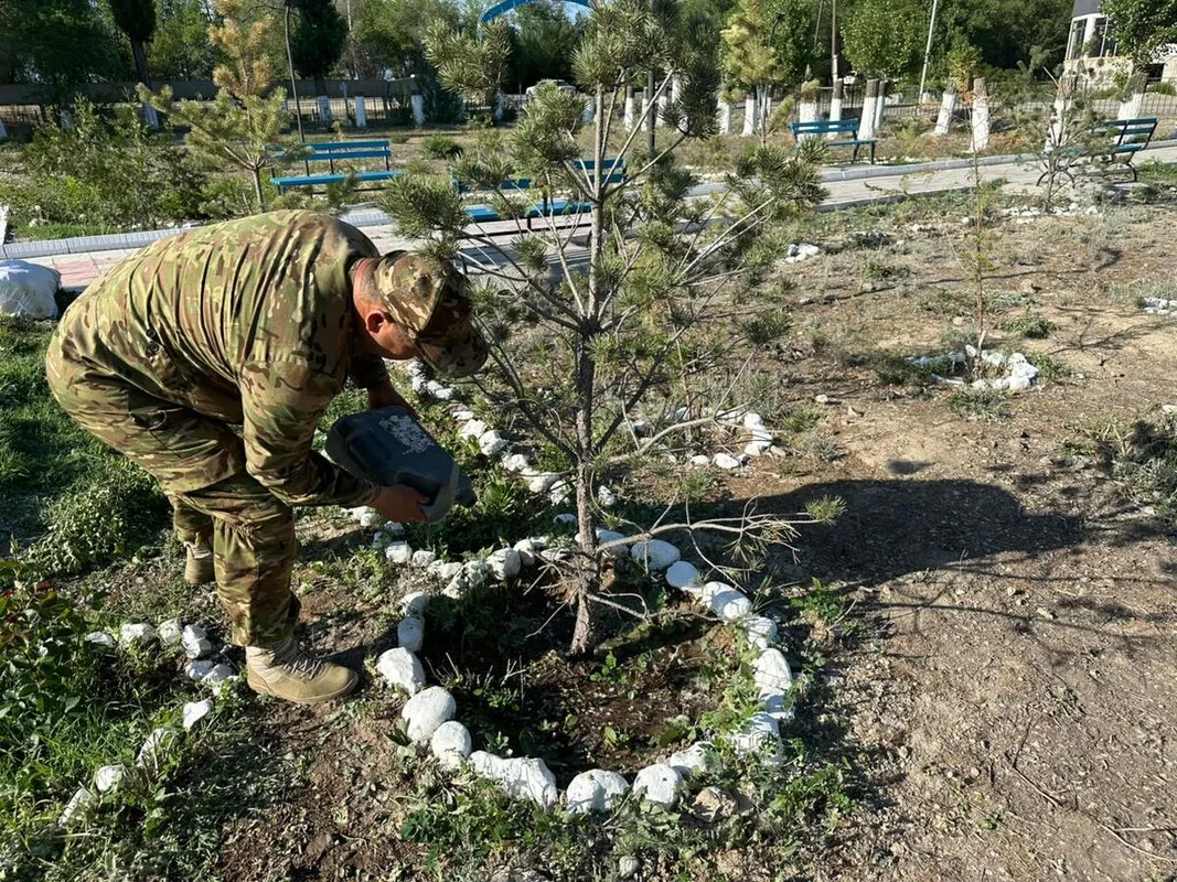 Пограничники Жетісу благоустраивают памятник героям Великой Отечественной войны в селе Кырыккудык.