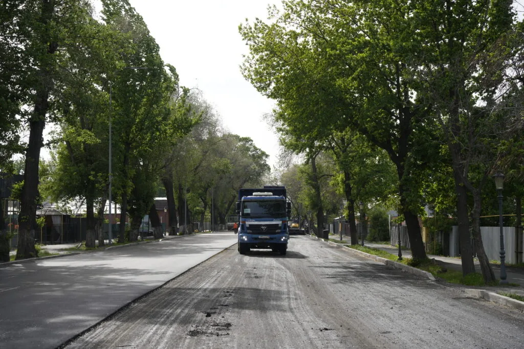 Дорожные рабочие укладывают асфальт на одной из улиц Талдыкоргана
