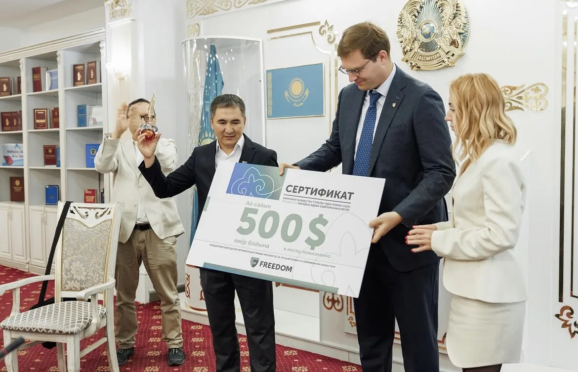 Писатель Есболат Айдабосын с наградой премии Mecenat.kz на церемонии в Астане