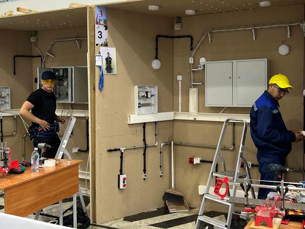 Молодые специалисты области Жетісу на соревнованиях WorldSkills по мобильной робототехнике
