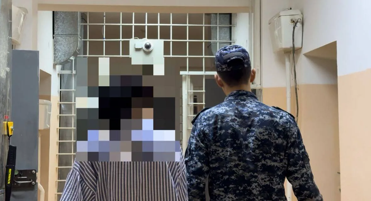 Полицейские в Жетісу осматривают изъятые свертки с синтетическими наркотиками