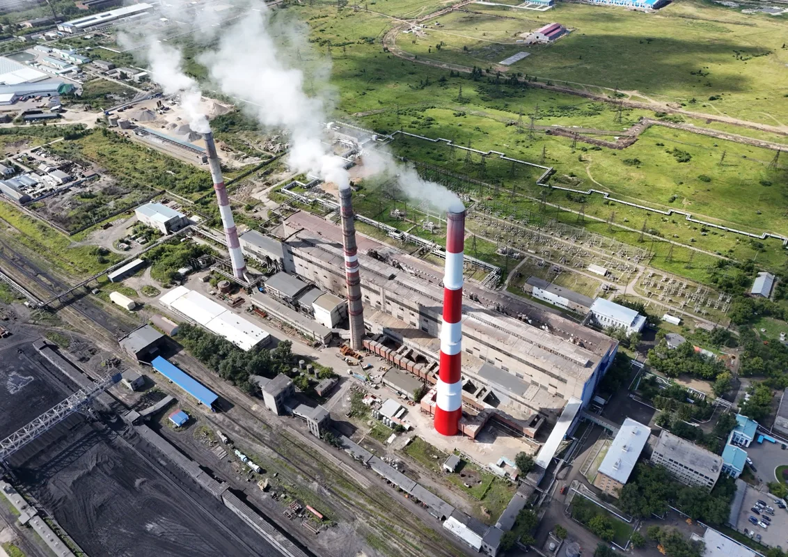 Современная угольная электростанция с газоочистным оборудованием, снижающим выбросы загрязняющих веществ в атмосферу Казахстана.