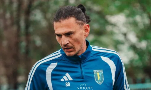 Голкипер футбольного клуба «Жетысу» Степан Сикач на футбольном поле