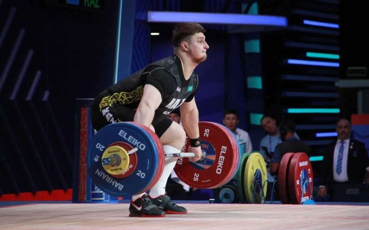 Тяжелоатлет поднимает штангу на Чемпионате Казахстана в Талдыкоргане