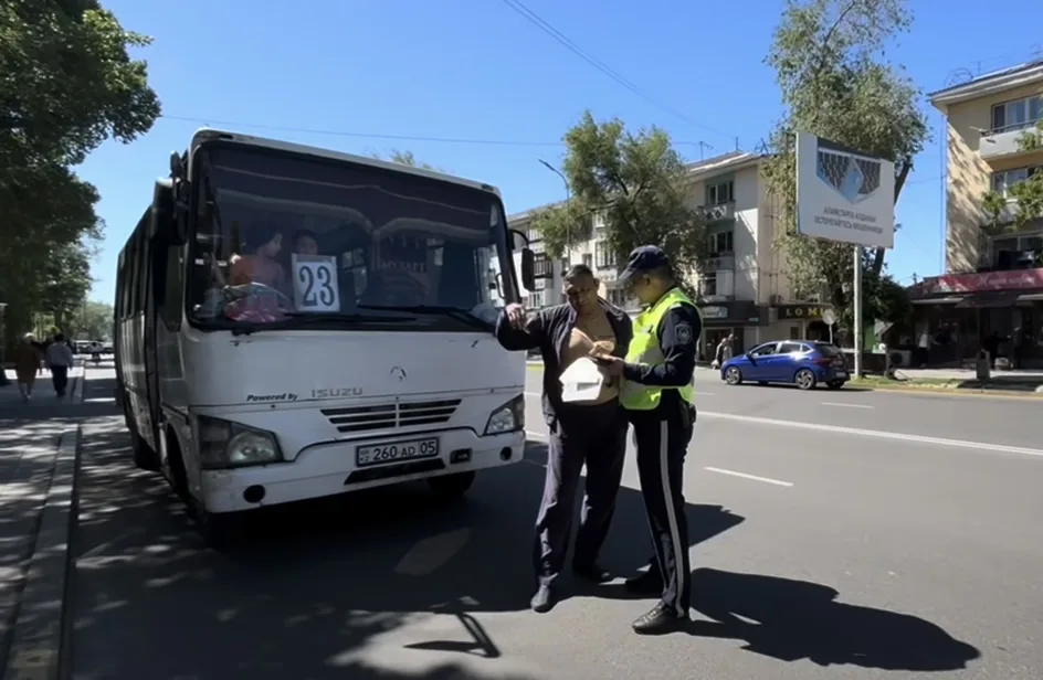 Полицейские Жетісу проверяют водителей и техническое состояние автобусов во время рейда
