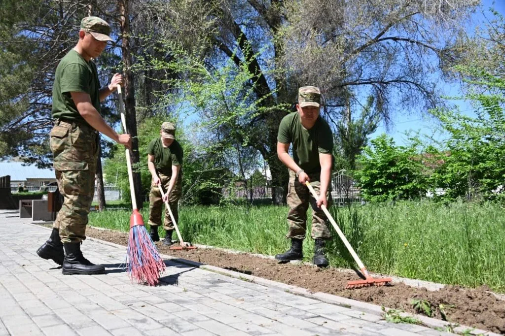 Курсанты Талдыкорганской военно-технической школы убирают мусор и сажают деревья у памятника в селе Отенай