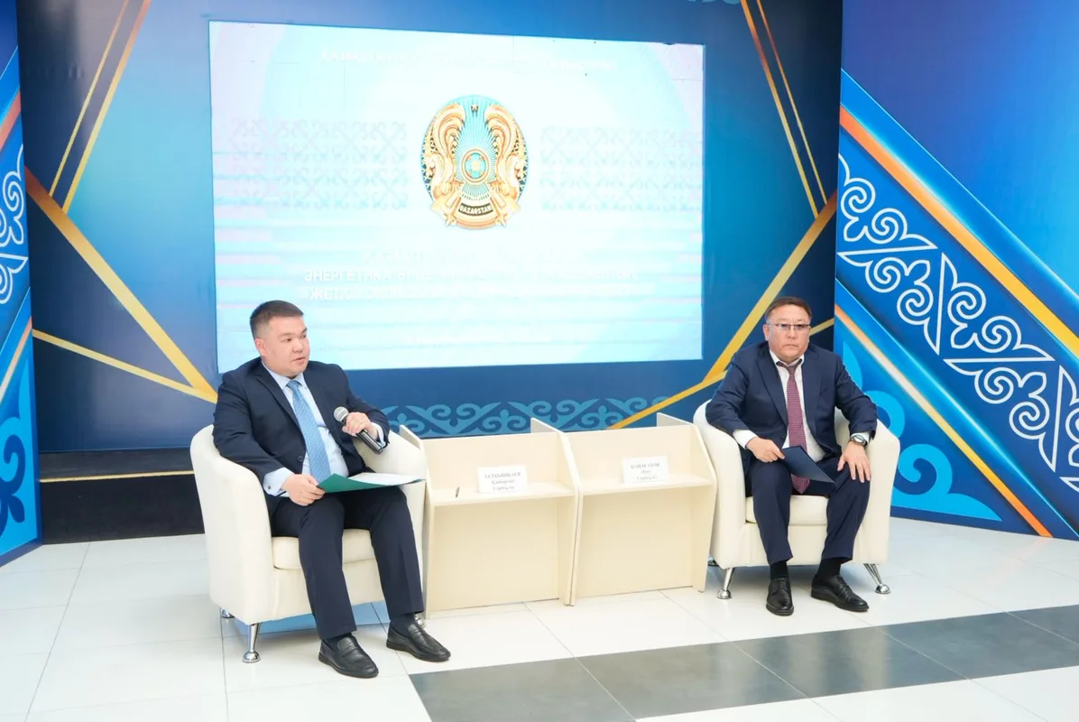 Новая газовая труба у жилого дома в Талдыкоргане, символизирующая развитие энергетической инфраструктуры.