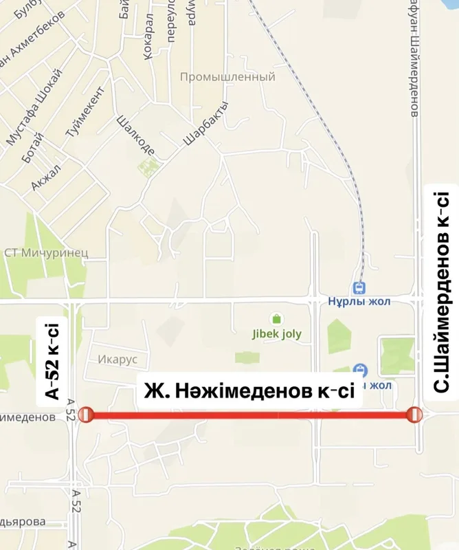 Рабочие укладывают асфальт на дороге в Астане, рядом установлены временные дорожные знаки и ограждения.