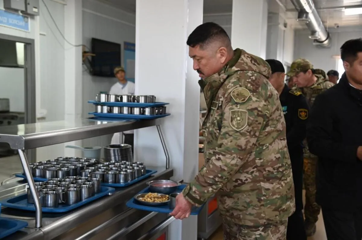 Военнослужащие в столовой воинской части Талдыкоргана, выбирающие блюда со «шведского стола»