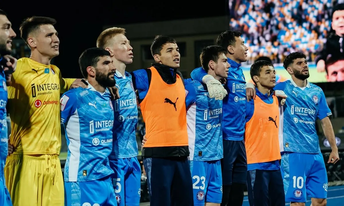 Футболисты команды «Жетысу» в игре против «Ордабасы» в рамках Кубка Казахстана по футболу