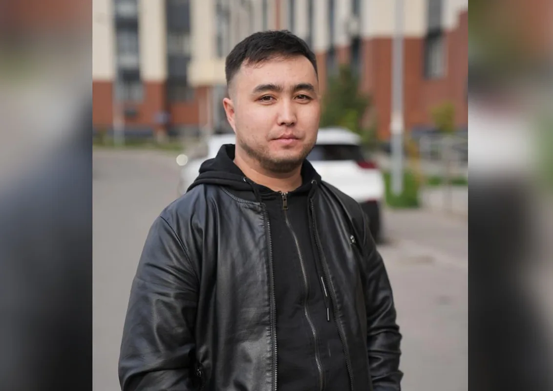 Молодой программист Еркин Хамидуллов из Саркана работает над платформой Online Ustaz с AI-репетитором.