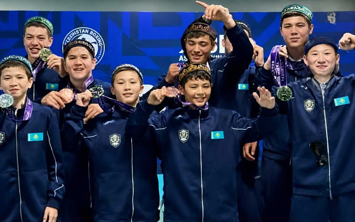 Юные казахстанские боксеры празднуют победу на Чемпионате Азии в Ташкенте с медалями
