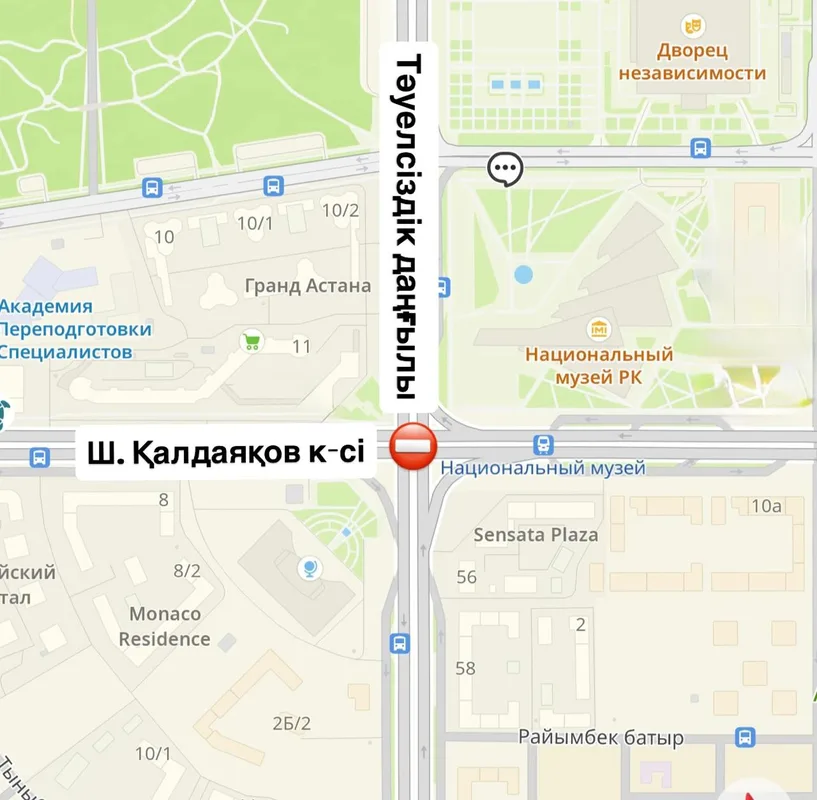 Дорожные работы в Астане на пересечении проспектов Тауелсиздик и Калдаякова с использованием спецтехники и временных знаков.