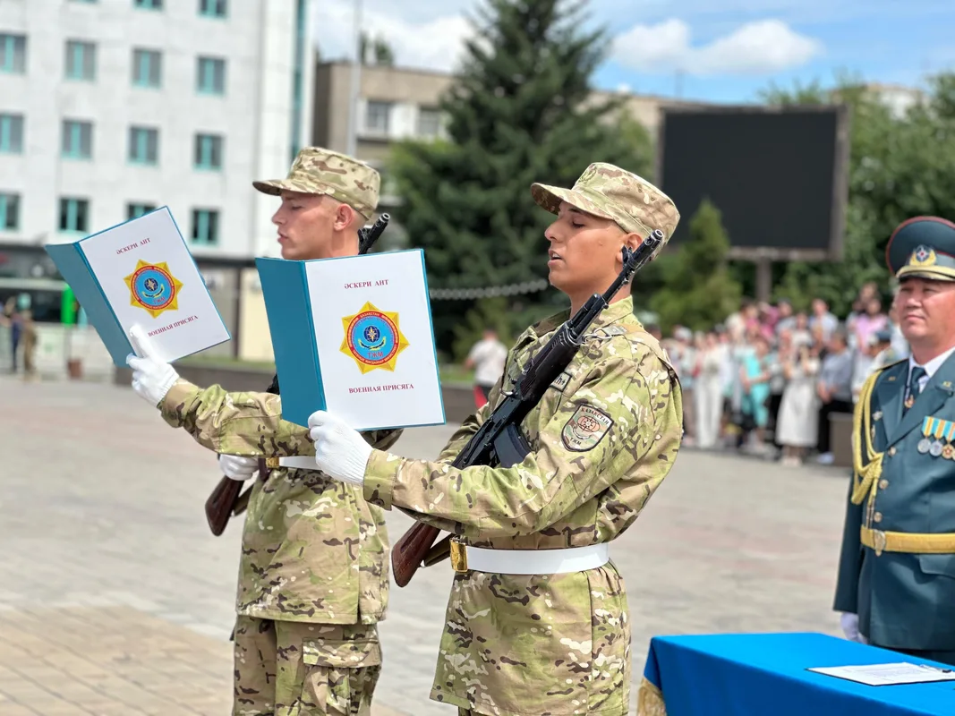 Молодые призывники в военной форме стоят на плацу во время торжественной церемонии присяги МЧС Казахстана.