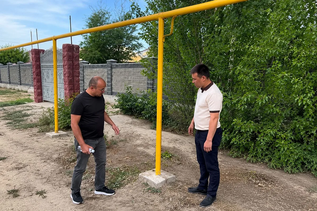 Сотрудник проверяет газопровод на улице в одном из населенных пунктов Панфиловского района Жетісу