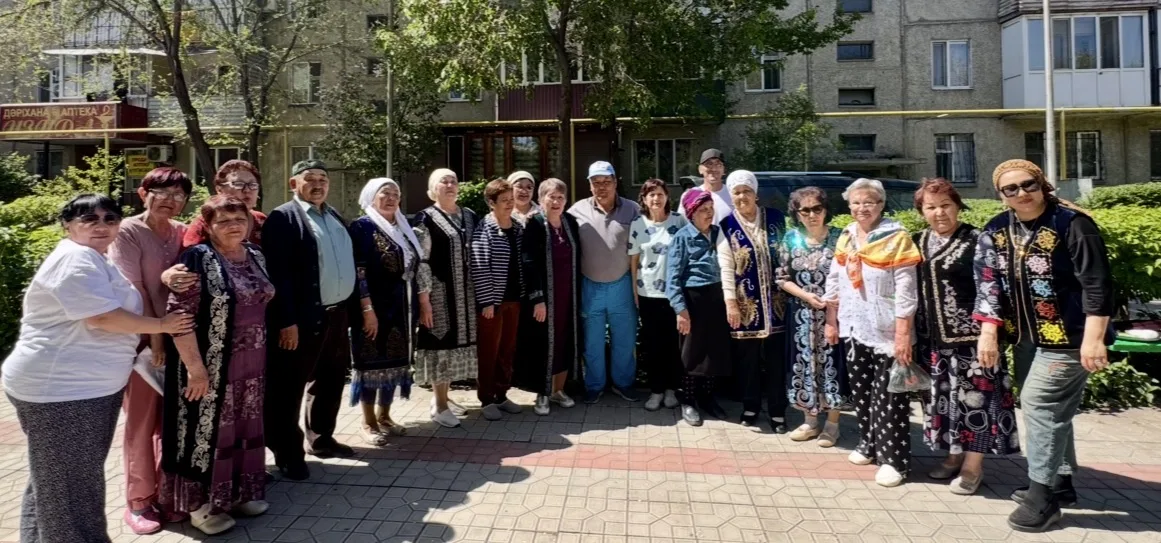 Соседи разных национальностей за большим дастарханом отмечают День единства в талдыкорганском дворе.