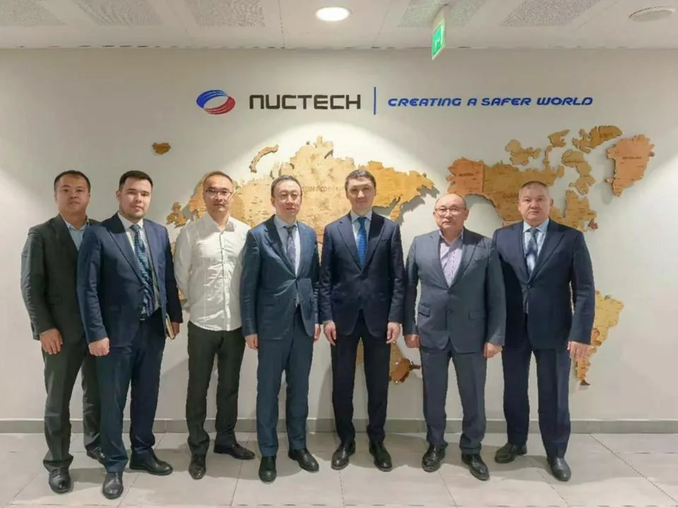 Современное досмотровое оборудование Nuctech, которое будут производить в Казахстане для усиления безопасности.