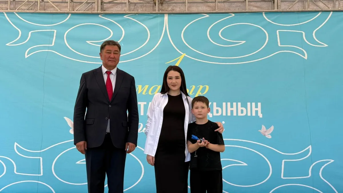 Аким Ескельдинского района Елдос Ахметов вручает ключи от новых домов жителям