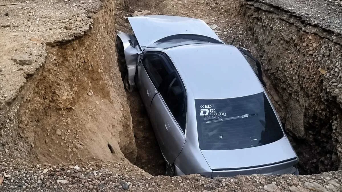Автомобиль Audi провалился в глубокий котлован для ремонта тепловых труб на улице Жансугурова в Талдыкоргане