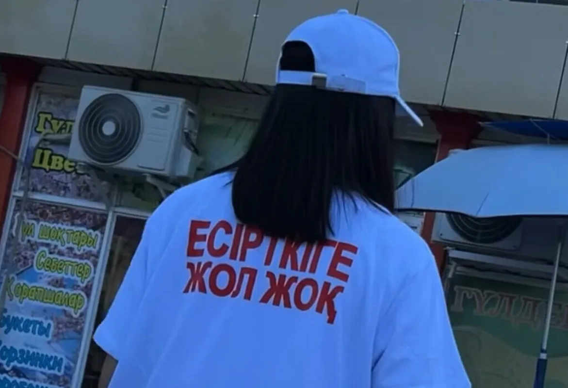 Полицейские изымают наркотики в подпольной лаборатории в Талдыкоргане.