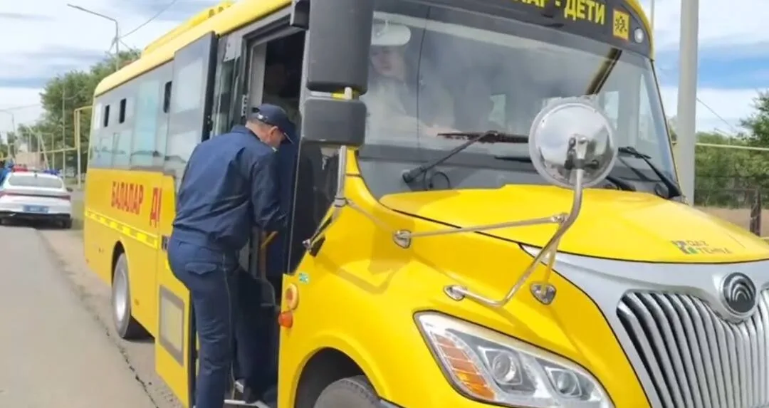 Полицейские проверяют техническое состояние школьного автобуса в Коксуском районе Жетісу