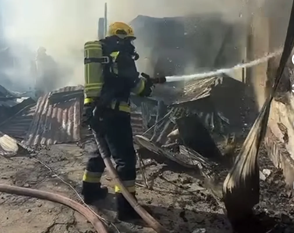 Пожарные тушат огонь на крыше жилого дома в частном секторе Талдыкоргана