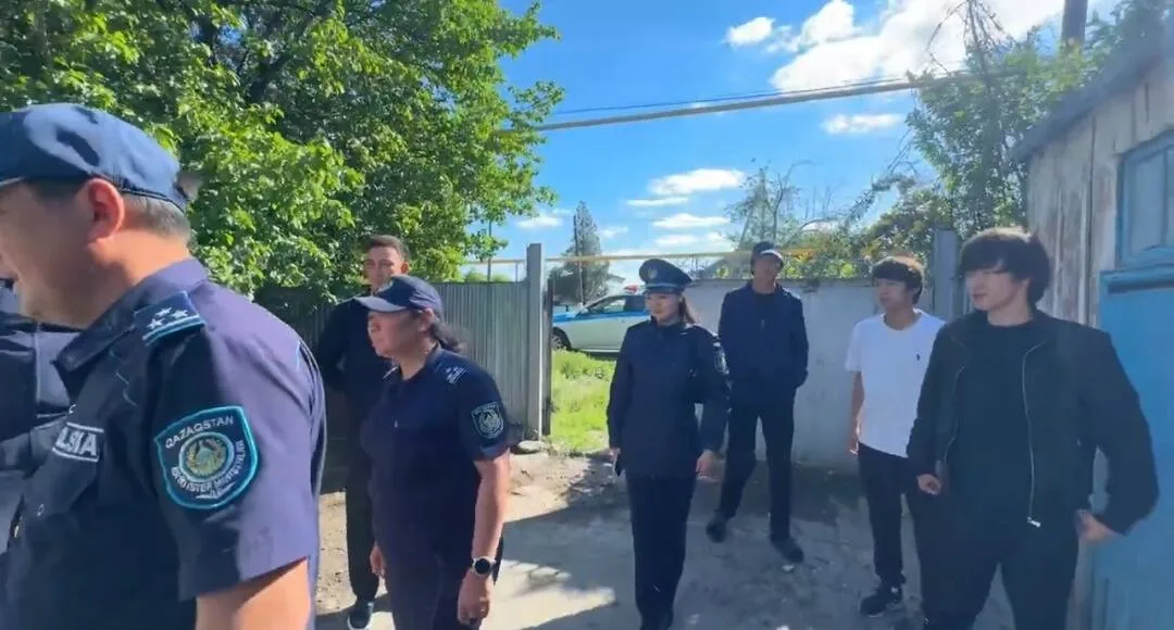 Полиция показывает подросткам последствия алкогольной зависимости в Коксуском районе Жетісу