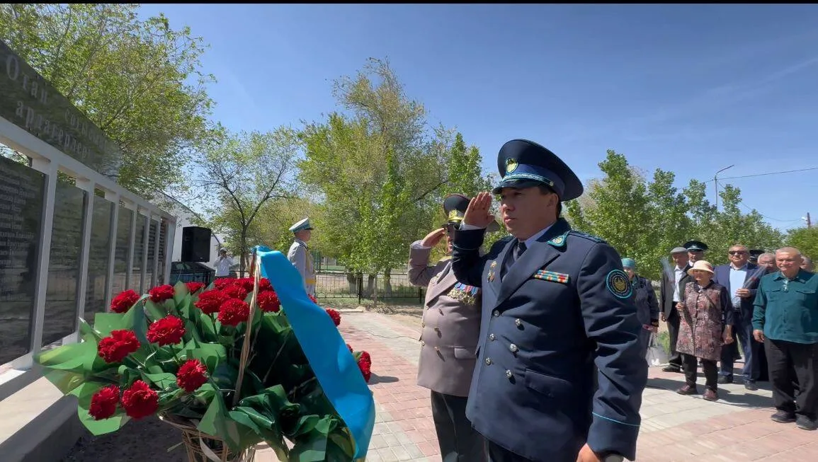 Церемония почтения памяти полицейского Орынбасара Мукушева в селе Лепси, область Жетісу