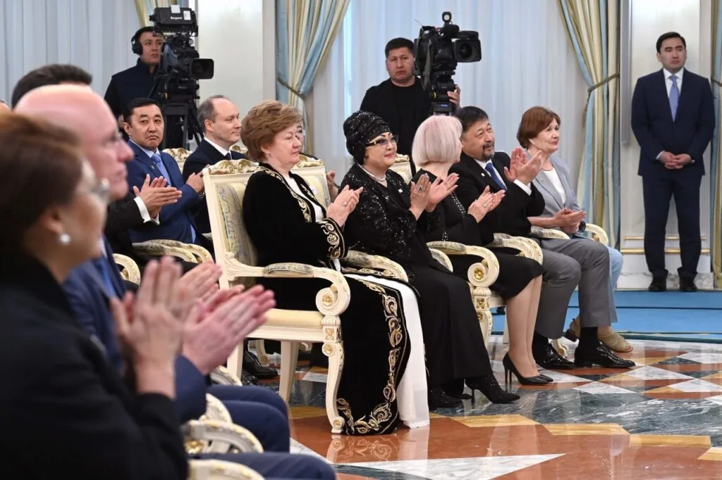 Президент Казахстана Касым-Жомарт Токаев выступает с речью на церемонии награждения деятелей культуры.