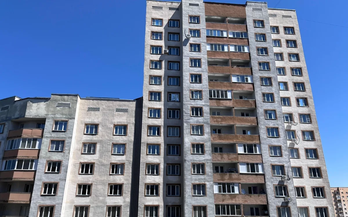В новой квартире Талдыкоргана вода льется с потолка и стен после дождя