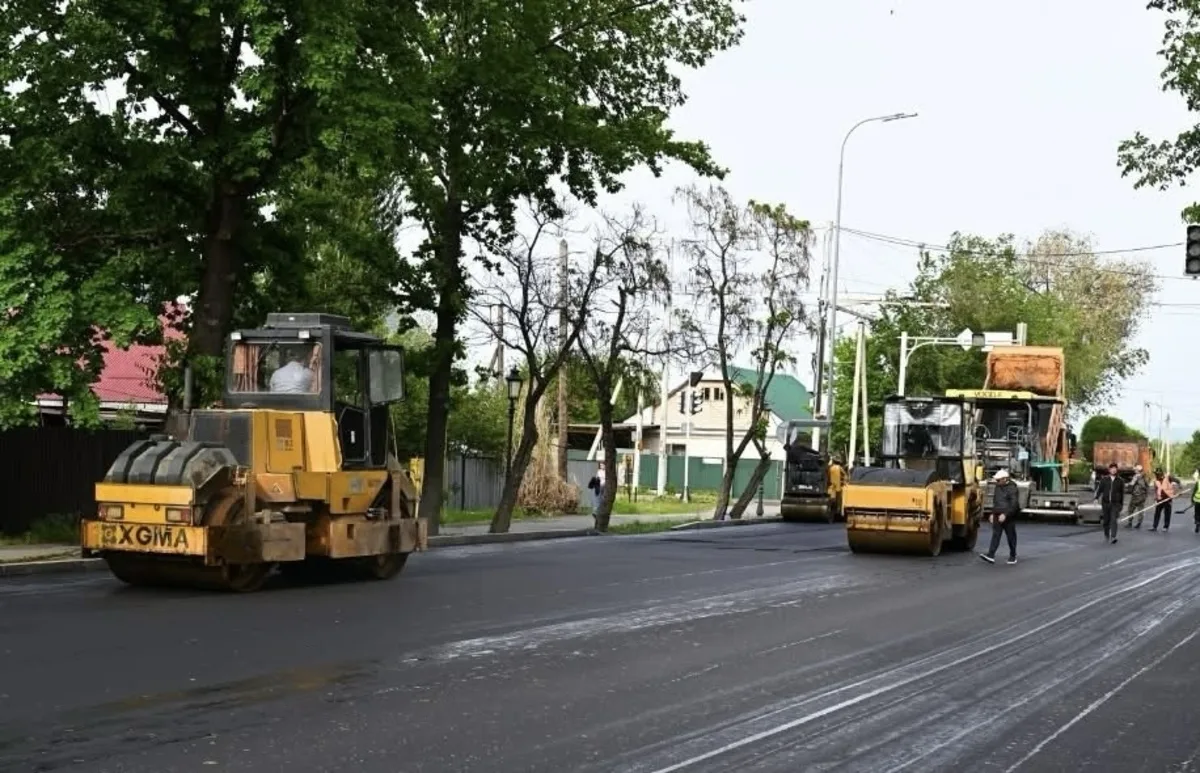 Рабочие проверяют качество дорожного покрытия на одной из улиц Талдыкоргана.