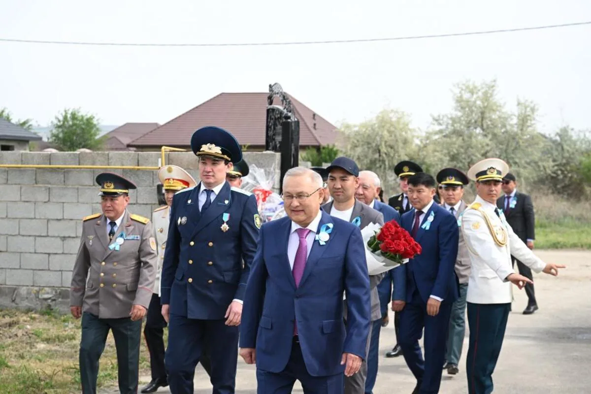 Аким Жетісу поздравляет 102-летнего ветерана ВОВ Ыскака Хусаинова с Днём Победы
