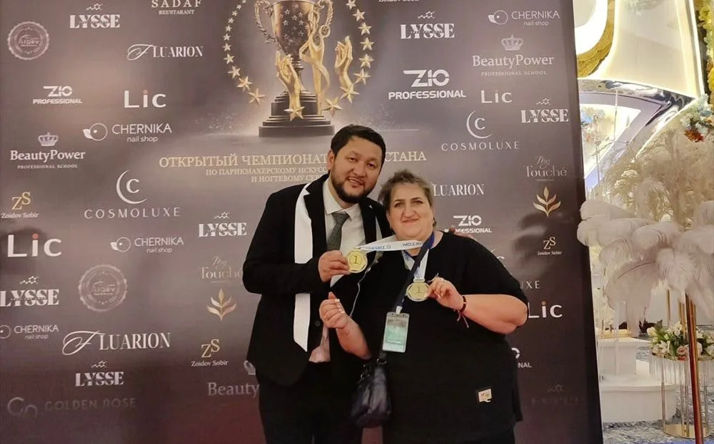 Преподаватель из Талдыкоргана Елена Хаустова с наградами на международном чемпионате красоты в Самарканде