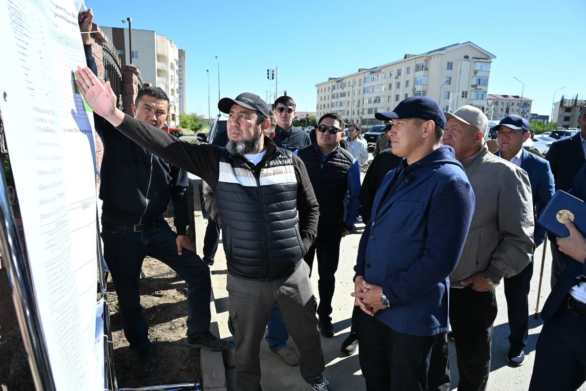 Аким Талдыкоргана Ернат Бәзіл инспектирует строительные объекты и ремонт улиц в городе