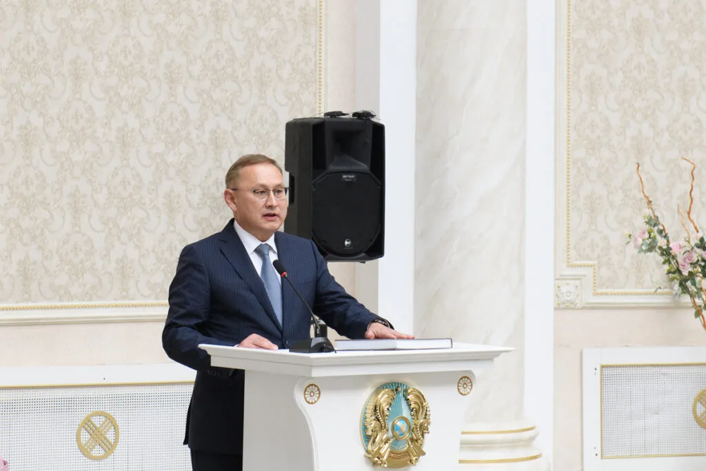 Аким Жетісу Бейбит Исабаев встречается с жителями или проводит прием граждан